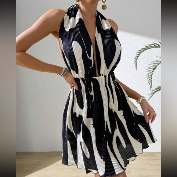 Women's Printed Pleated Halter Neck Backless Vacation Dresses - Picture 3 of 4